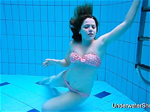 uber-sexy dame showcases fabulous figure underwater